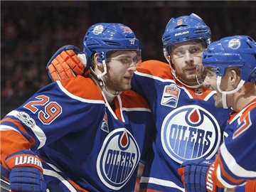 Leon Draisaitl (l,29) traf beim 3:1-Sieg der Oilers über die Arizona Coyotes. Foto: Jason Franson