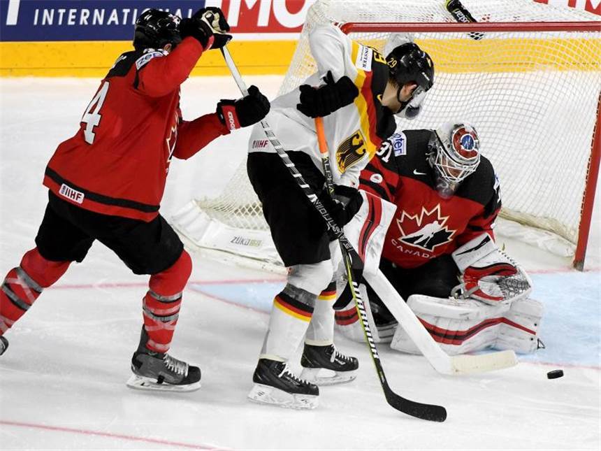 Zu harmlos: DEB-Team verpasst WM-Sensation gegen Kanada Leon Draisaitl (M) scheitert an Kanadas Goalie Calvin Pickard (r). Foto: Monika Skolimowska