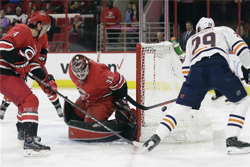 NHL: Draisaitl mit Tor und drei Vorlagen bei 7:3-Sieg Leon Draisaitl (r) erzielte einen Treffer und bereitete drei weitere Tore vor. Foto: Gerry Broome/AP