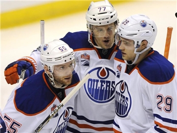 Leon Draisaitl (r) gewann mit den Edmonton Oilers. Foto: Bill Boyce