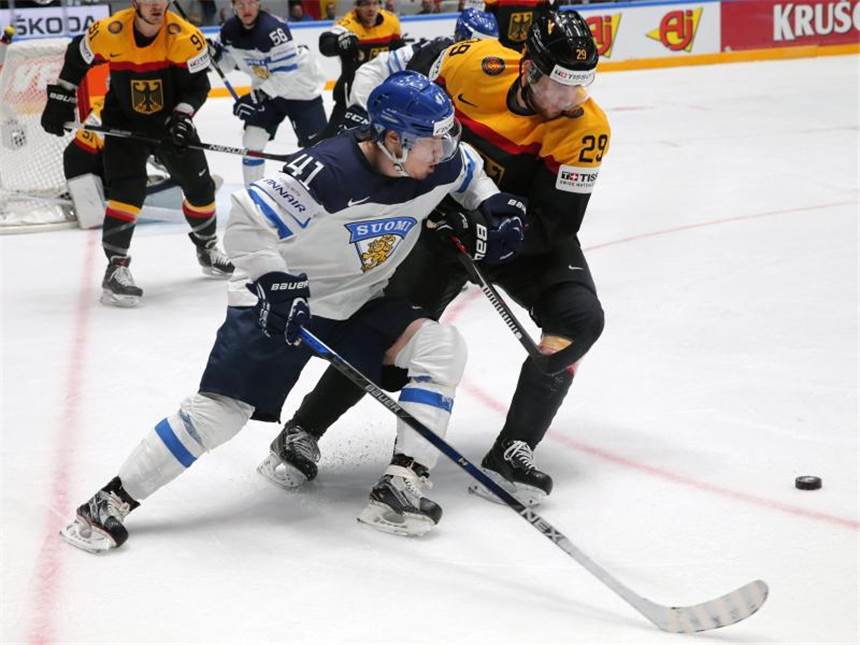 Reindl über Draisaitl: Umstellung noch nicht geschafft Leon Draisaitl (r) muss sich im DEB-Team noch einfinden. Foto: Anatoly Maltsev