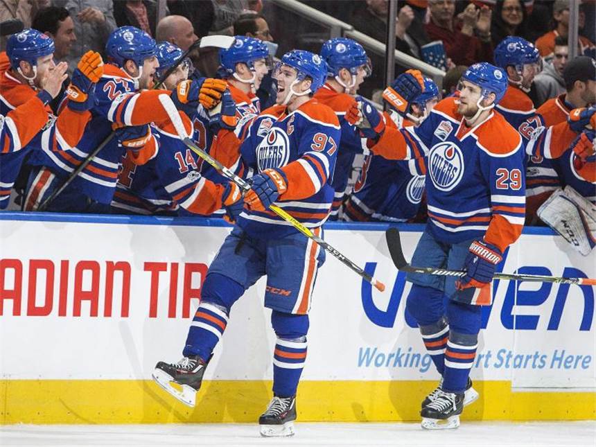 Fünf Kanada-Teams starten in NHL-Playoffs Leon Draisaitl (r) und Connor McDavid sind die Stars bei den Edmonton Oilers. Foto: Amber Bracken