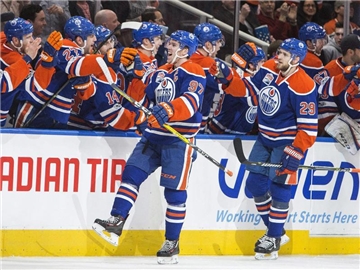 Leon Draisaitl (r) und Connor McDavid sind die Stars bei den Edmonton Oilers. Foto: Amber Bracken