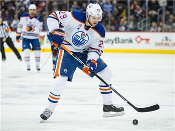 Leon Draisaitl steht in der NHL bei den Edmonton Oilers unter Vertrag. Foto: Scott D Stivason