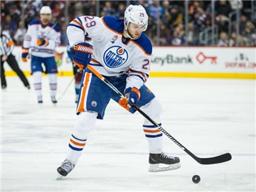 Leon Draisaitl verbuchte beim 3:1-Sieg gegen Chicago einen Scorer-Punkt. Foto: Scott D Stivason/Archiv