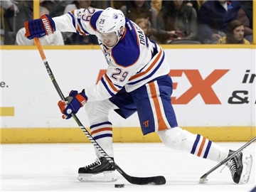 Leon Draisaitl von den Edmonton Oilers führt den Puck. Foto: Mark Humphrey