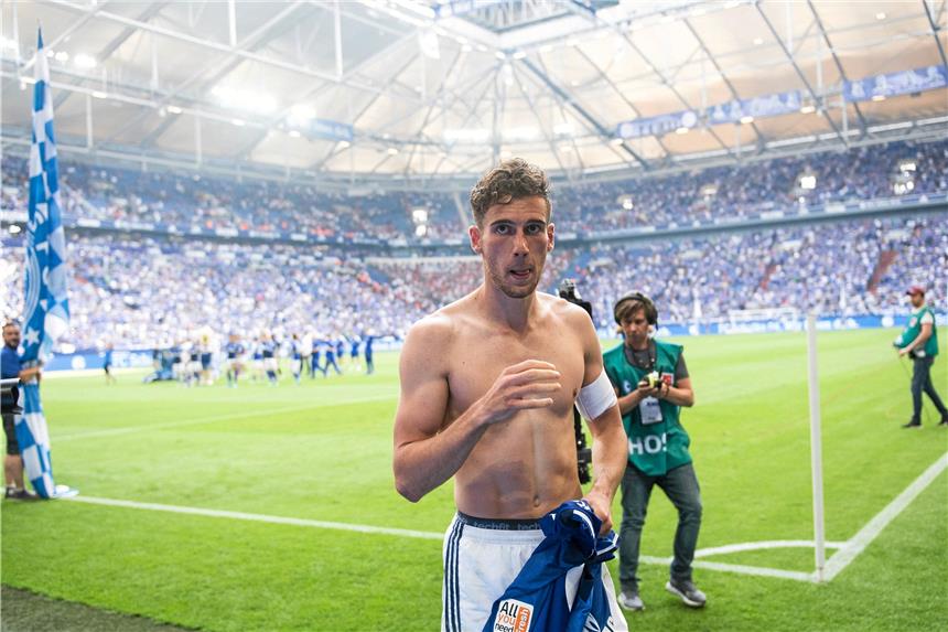 Mit den Fans versöhnt - Feuchte Augen zum Abschied Leon Goretzka durfte zum Abschied vom FC Schalke 04 die Kapitänsbinde tragen. Sein Trikot bekam ein kleiner Fan vom Niederrhein.