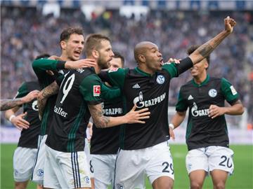 Leon Goretzka (l) feiert mit Naldo (r) Schalke-Torschütze Guido Burgstaller. Foto: Annegret Hilse