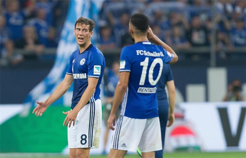 Schalke schöpft Mut aus der 0:2-Niederlage Leon Goretzka (l.) und Nabil Bentaleb hadern nach dem unglücklichen 0:2 gegen die Bayern.