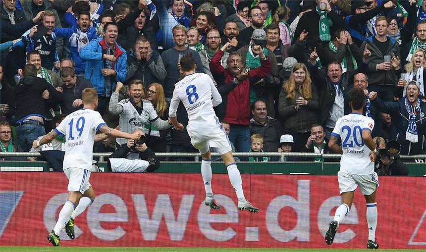 Leon Goretzka (M.) erzielte den Schalker Siegtreffer gegen Bremen. 