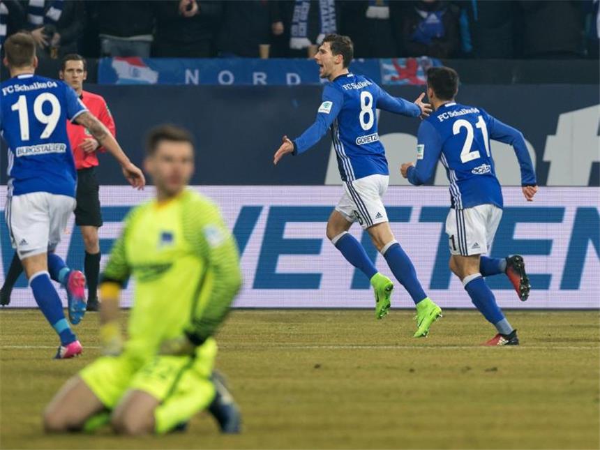 Schalke setzt Aufwärtstrend fort Leon Goretzka (m.) traf zum 2:0 für Schalke. Foto: Guido Kirchner