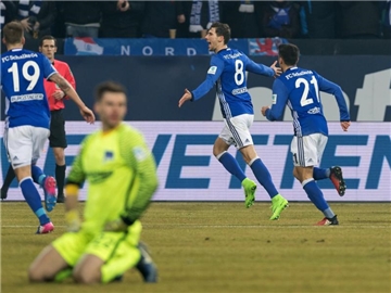 Leon Goretzka (m.) traf zum 2:0 für Schalke. Foto: Guido Kirchner