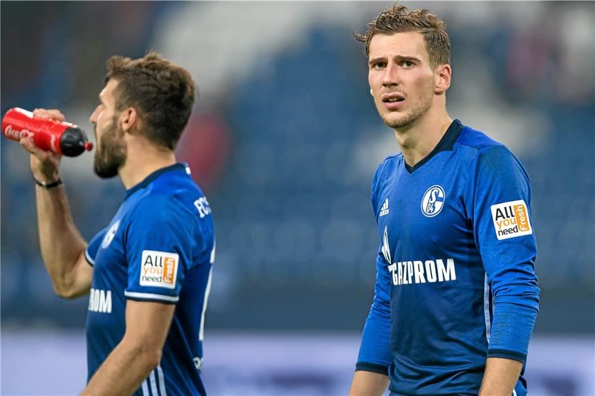 Leon Goretzka zurück im Schalker Mannschaftstraining Leon Goretzka (r.) könnte im Derby wieder auf dem Platz stehen.