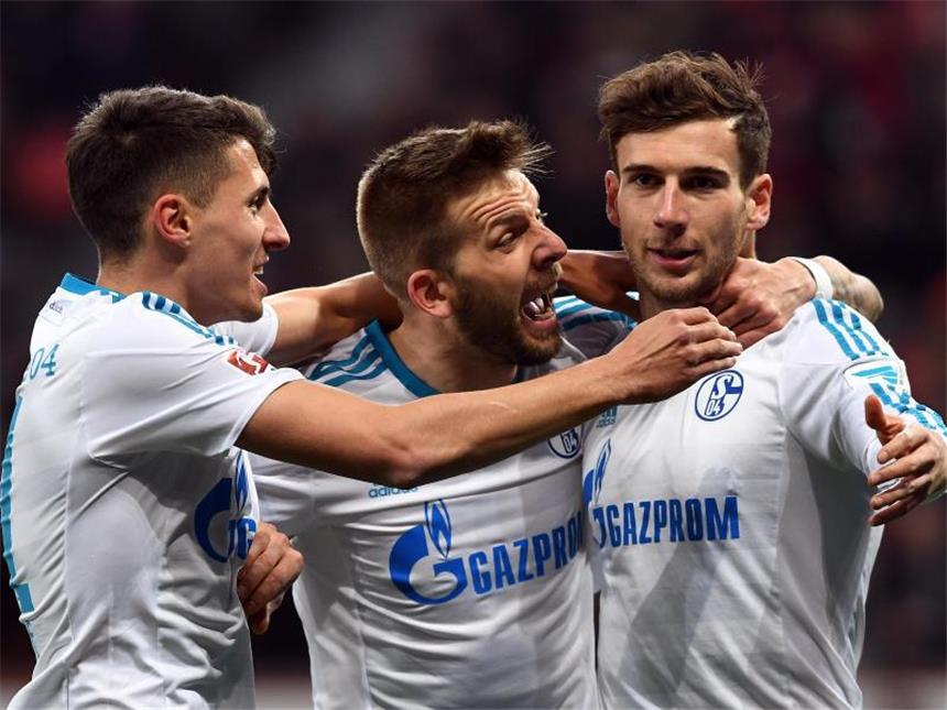 Schalke vor abermaligem Umbruch Leon Goretzka (r, mit Guido Burgstaller (M) und Alessandro Schöpf) soll nach dem Willen der Vereinsführung "das Gesicht von Schalke 04" werden. Foto: Federico Gambarini