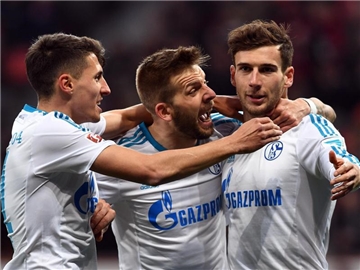 Leon Goretzka (r, mit Guido Burgstaller (M) und Alessandro Schöpf) soll nach dem Willen der Vereinsführung "das Gesicht von Schalke 04" werden. Foto: Federico Gambarini