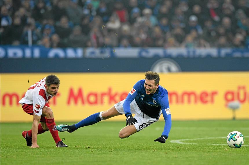 Goretzka verteidigt sich und kündigt Entscheidung im Januar an Leon Goretzka und Kölns Salih Özcan gerieten nach diesem Zweikampf aneinander.