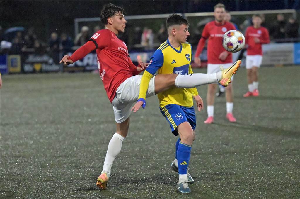 SpVgg Vreden beendet Sieglosserie: Mit Selbstvertrauen und Traumtor Leon Kondring von der SpVgg Vreden im Kampf um den Ball mit einem Spieler des TuS Ennepetal.