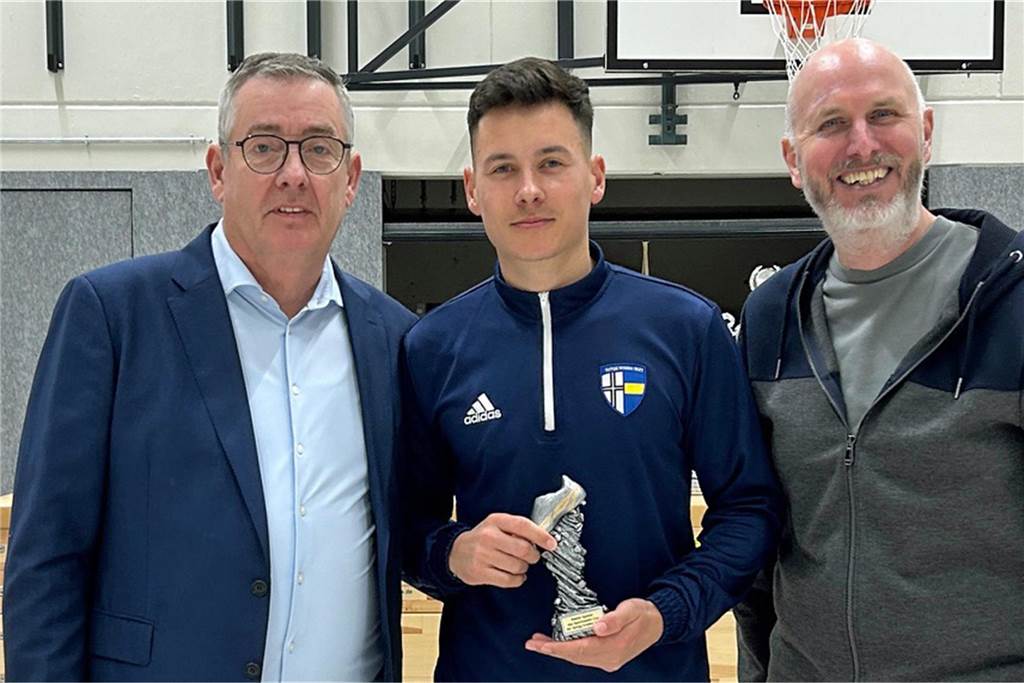 SpVgg Vreden dreht packendes Finale gegen GW Nottuln Leon Kondring wurde zum besten Spieler des Sparkassen-Cups gewählt.