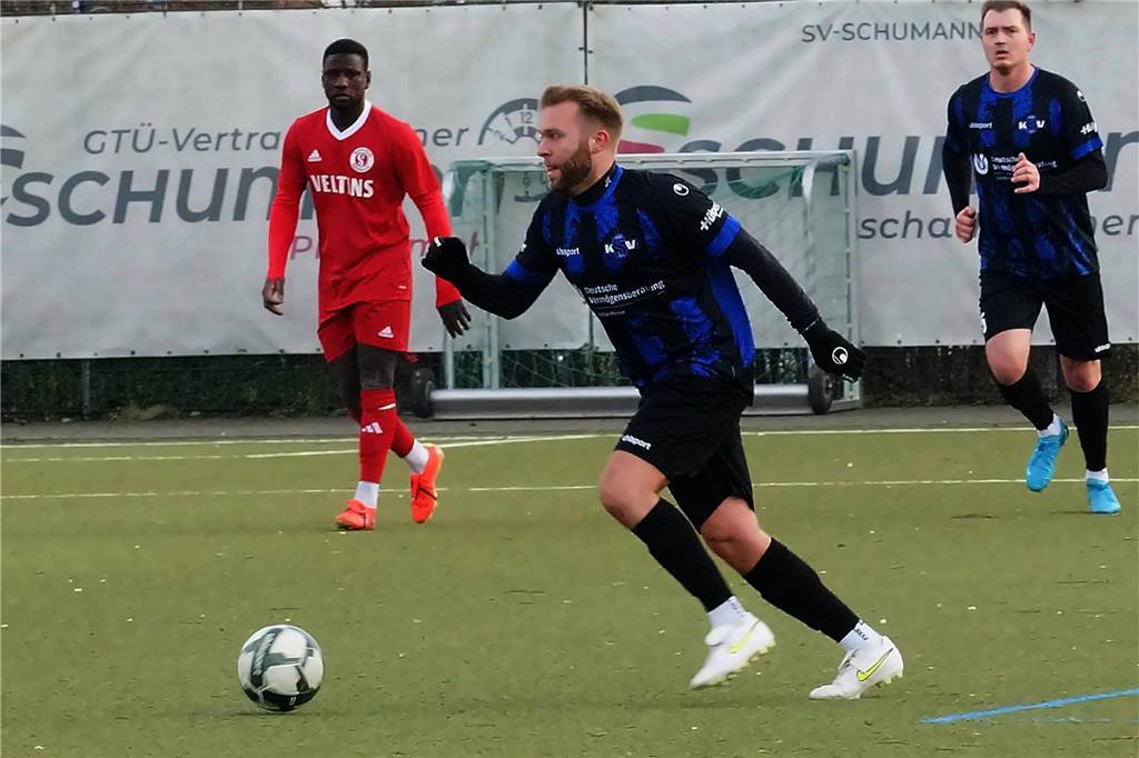 Rote Zone distanzieren: Wettklo kehrt wieder in den KSV-Kader zurück Leon Lukas in Ballaktion.
