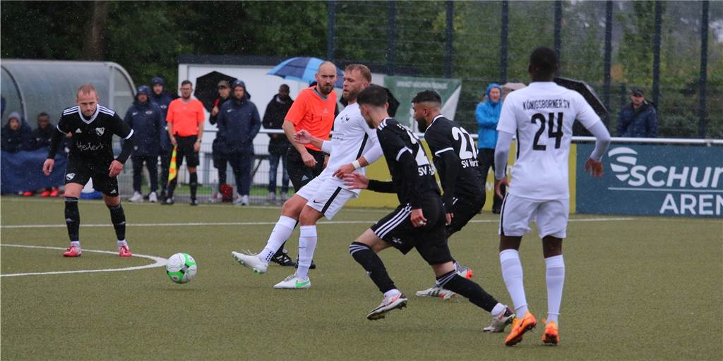 Liveticker zum Nachlesen: Königsborner SV patzt gegen Kellerkind SV Horst-Emscher Leon Lukas (Mitte) und der Königsborner SV kamen am Sonntag gegen den SV Horst-Emscher nicht über ein 1:1 hinaus.