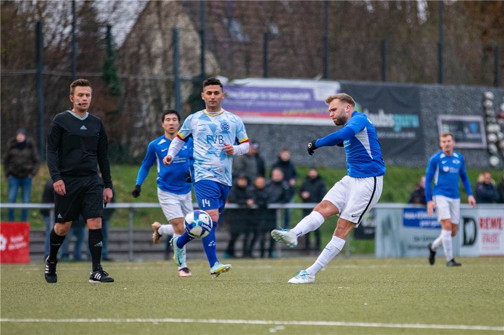 Trotz Personalsorgen: Königsborner SV entzaubert das „Team der Stunde“ Leon Lukas zieht ab und trifft aus gut 20 Metern zur 1:0-Führung.