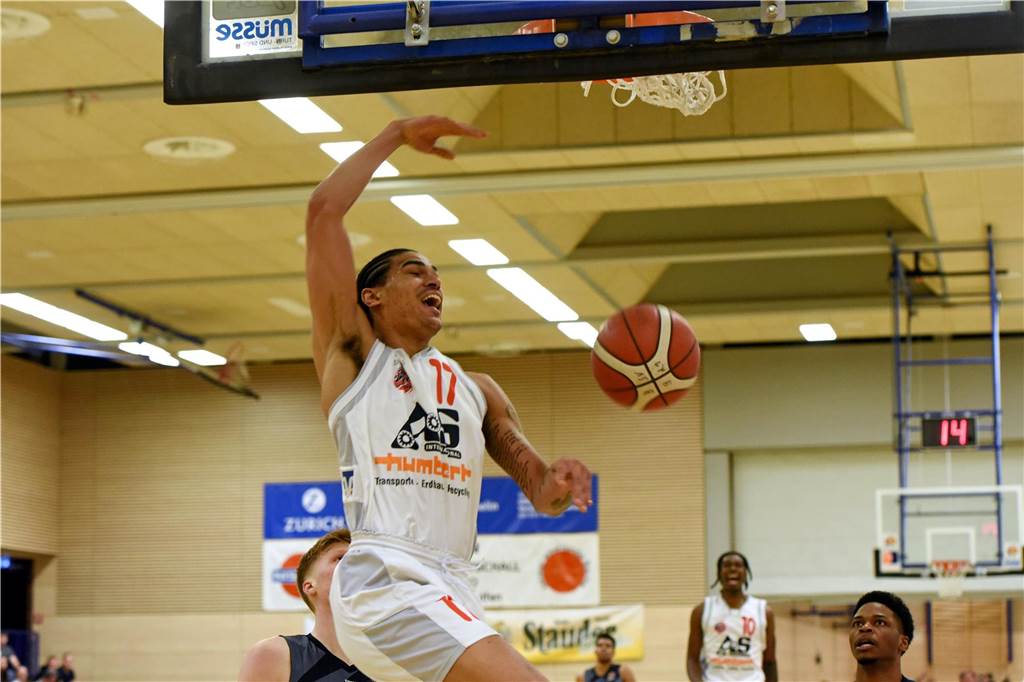 BSV Wulfen siegt zu siebt: Münsterland Baskets kämpfen NEW Elephants Grevenbroich nieder Leon Oshodin dunkt den Ball in den Korb