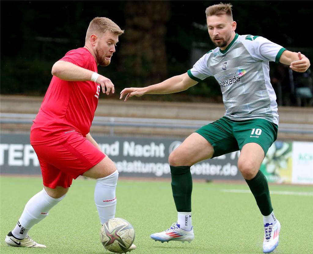 Leon Prause führt den Ball.