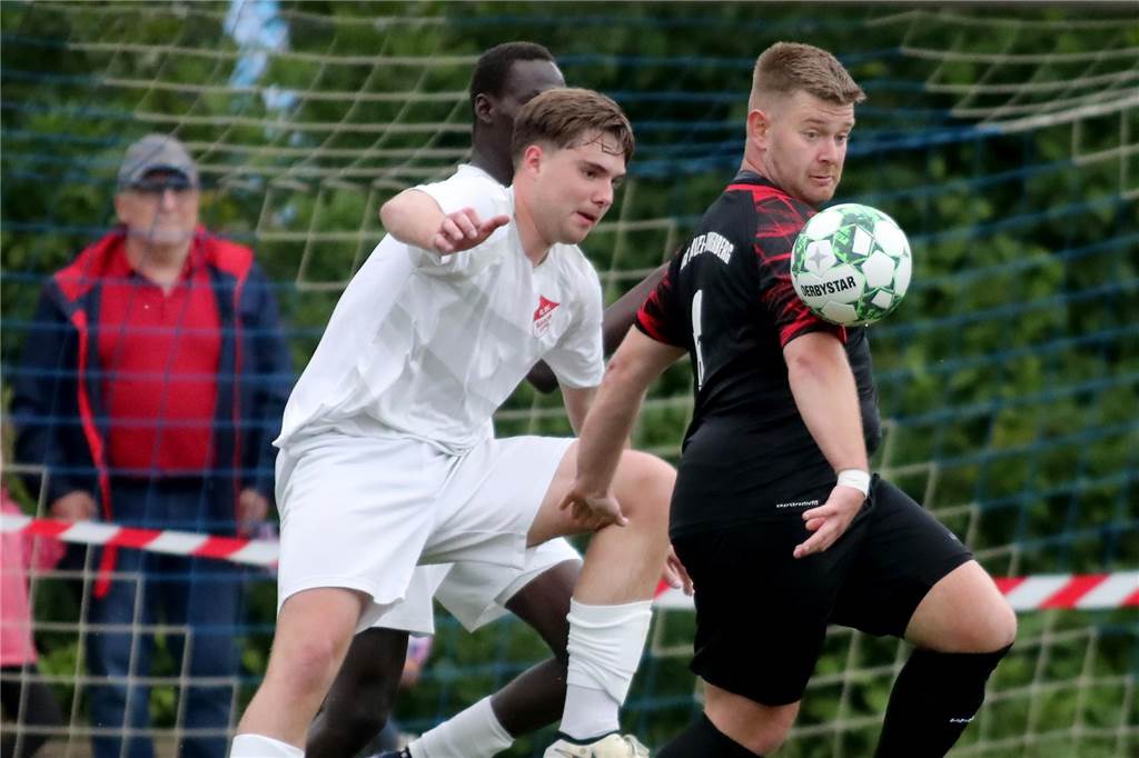 Leon Prause (r.) und der TuS Holzen-Sommerberg gehen wieder ambitioniert in die neue Kreisliga-Saison.