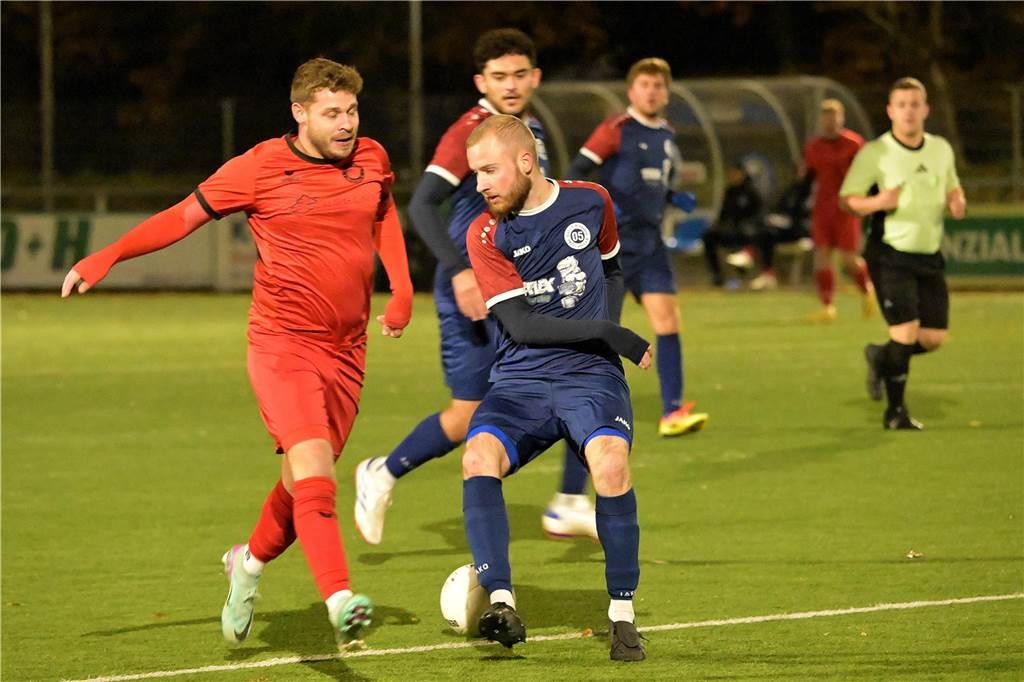 Leon Röhnicke blockt einen Ball.