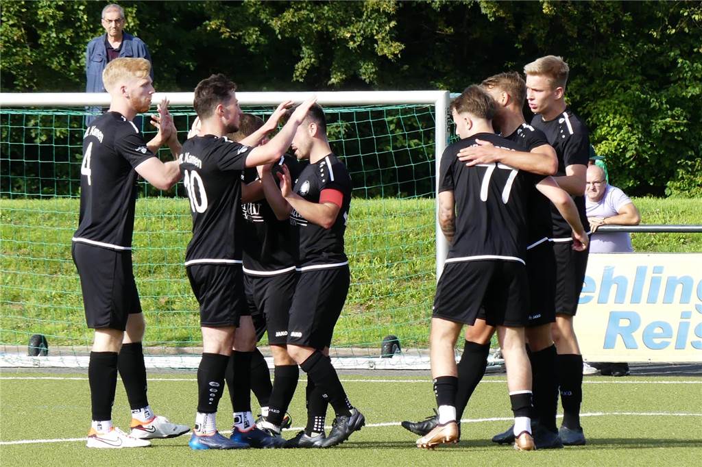 VfL Kamen baut Tabellenführung nach Patzern der Konkurrenz aus Leon Schneider (4), Sercan Gül (10), Kapitän Emre Demir, André Born, Mirco Gohr, Erik Heidbrink feiern das 2:0 durch Mirco Gohr.