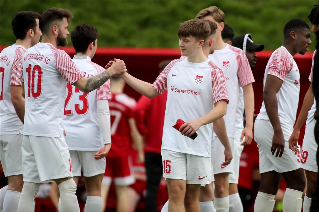Leon Schröter (Nummer 15) verbleibt beim Kirchhörder SC und wechselt nicht zum SV Herbern.