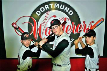 Leon Still (l.), Louis Barenbräucker (M.) und Mel Börner fliegen zu einem Baseball-Turnier in die USA.