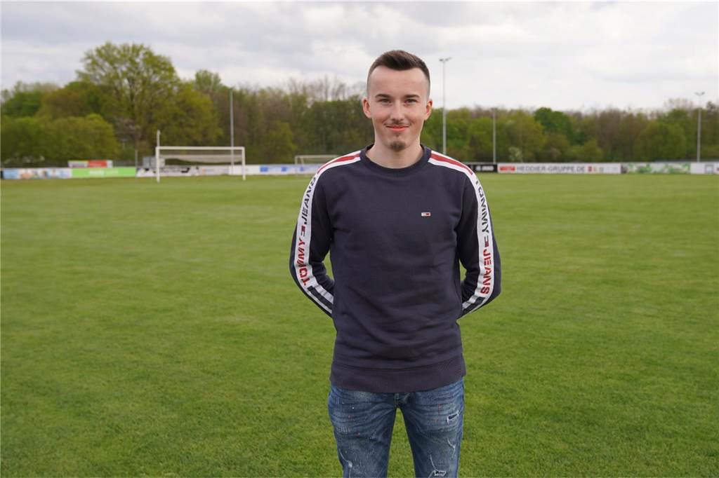 „Jetzt geht es mehr um den Feinschliff“ Leon Stöhr steht auf dem Rasen des TuS Haltern am See.