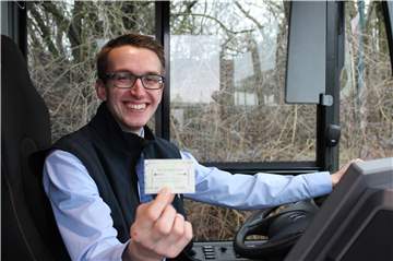 Leon Stovermann ist der jüngste Busfahrer im Münsterland. Der Kontakt zu Menschen ist für ihn das Schönste an seinem Beruf.