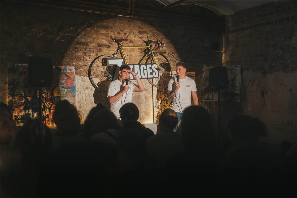 Leon und Nico Soete starten mit eigenem Comedyformat durch Leon und Nico Soete stehen auf der Bühne und schauen ins Publikum