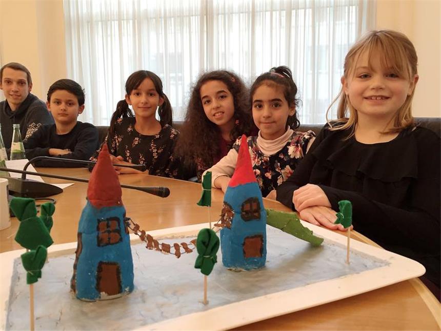 So süß kämpften Grundschüler für ein neues Spielgerät Leon (vl.), Zahra, Nour, Aurelia und Amina vom Kinderparlament der Petri-Grundschule waren in der Bezirksvertretung Innenstadt-West erfolgreich mit ihrem Antrag für ein neues Spielgerät.