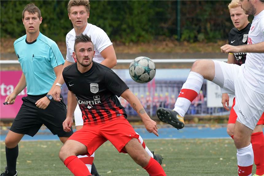 Muhamed Demir, Patrick Voll und Leon Westrup schließen sich Union Lüdinghausen an Leon Westrup (3.v.l.) wird kommende Saison auch Rot und Schwarz tragen - die Farben von Union Lüdinghausen wie auch von Brambauer.