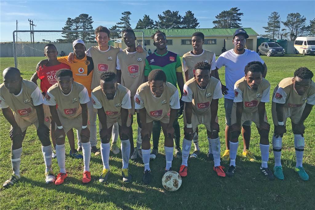 Leon Wohlfarth kickte in Südafrika - und geht nun nach Holland Leon Wohlfarth (oben, 3.v.l.) mit seinen Teamkollegen vom Mighty Forest F.C.. Das Foto entstand nach dem Klassenerhalt in der SAB League, der vierten Liga in Südafrika.