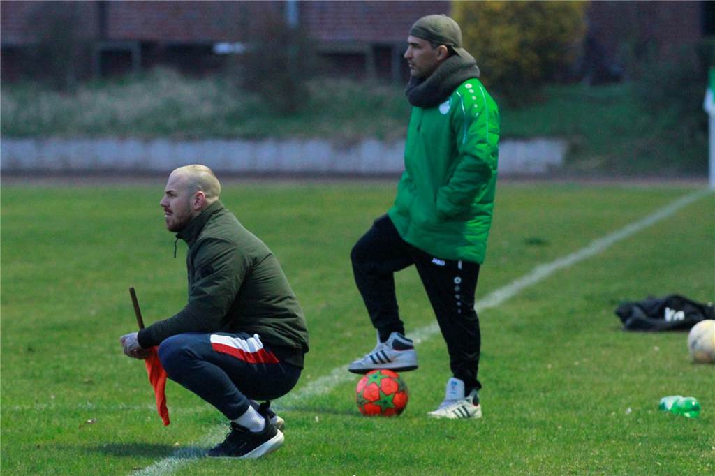B-Liga-Spitzenreiter SV Stockum verliert defensiven Leistungsträger Leonardo Amoresano am Spielfeldrand.