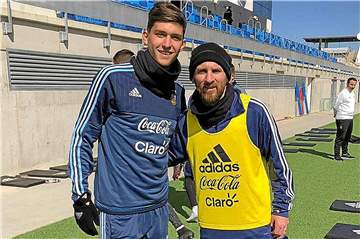 Leonardo Balerdi (l.) - hier mit Lionel Messi - hat das BVB-Interesse auf sich gezogen.