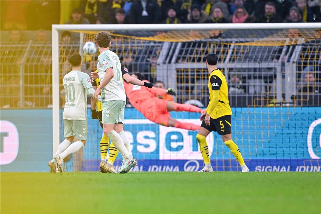 Mike Tullbergs Premiere als BVB-Trainer: Doppel-Schock, Klopp-Jubel, Ricken-Ritterschlag Der Ball schlägt im BVB-Tor ein.