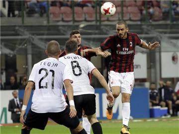 Leonardo Bonucci (r) will mit dem AC Mailand an die Spitze der Serie A. Foto: Antonio Calanni