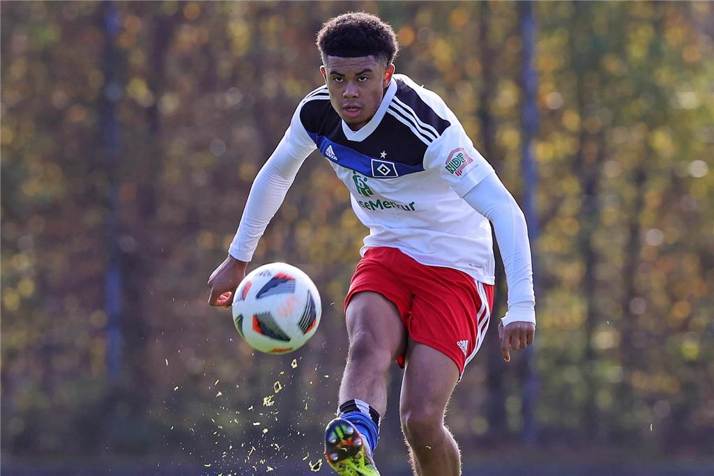 BVB-U19 verpflichtet Top-Talent vom Hamburger SV: So plant Mike Tullberg mit ihm Leonardo Posadas spielt einen Pass.