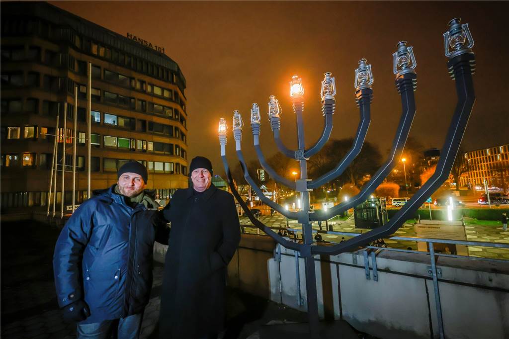 35-jähriger wollte wohl zu Brandanschlag auf Synagoge anstiften Leonid Chraga, Geschäftsführer der Jüdischen Kultusgemeinde Groß-Dortmund, (links) zusammen mit Stadtkämmerer Jörg Stüdemann am Platz der Alten Synagoge im Jahr 2021.