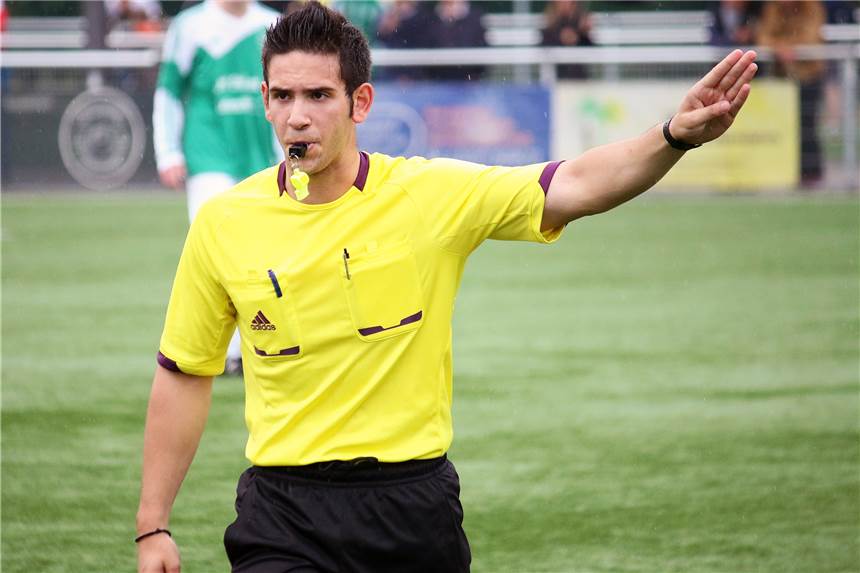 Schiedsrichter aus Herne und Castrop-Rauxel möchten bald neue Regeln lernen Leonidas Exuzidis, Schiedsrichter im Fußballkreis Herne/Castrop-Rauxel, und seine Kollegen können derzeit nicht gemeinsam die neuen Regeln lernen.