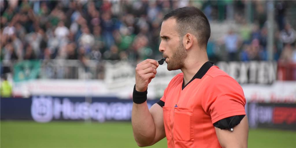 „Ohne Schiris geht es nicht“ - Castrop-Rauxeler Schiedsrichter machen Werbung für ihren Job Leonidas Exuzidis vom FLVW Herne