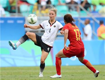 Leonie Maier kämpft mit Gu Yasha um den Ball 