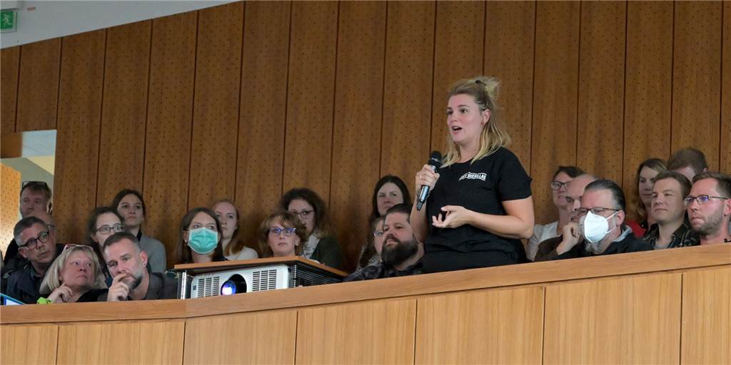 Greif-Rettung durch Stadt Lünen? Frage im Stadtrat gibt ersten Hinweis Leonie Schulte von den Greif-Guerillas meldet sich in der Einwohnerfragestunde am 15. September im vollbesetzten Lüner Ratssaal zu Wort.