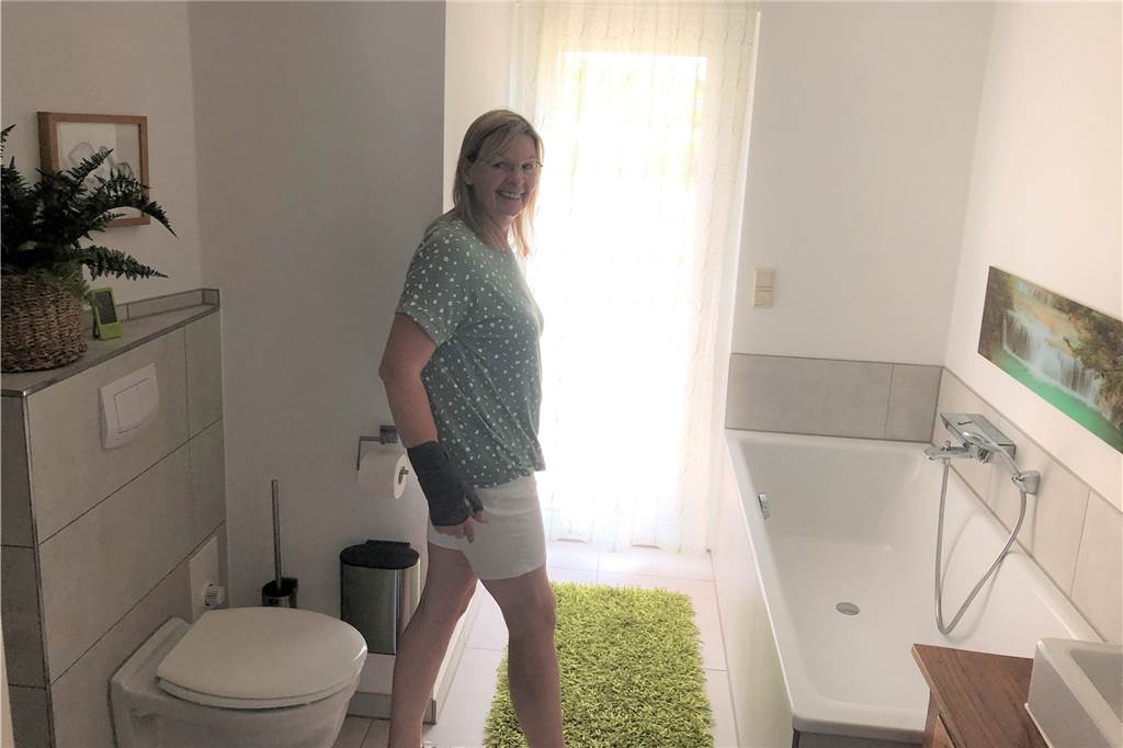 Leonore Demmer zeigt ihr Traumhaus und Gartenparadies (mit Video) Leonore Demmer in ihrem Badezimmer
