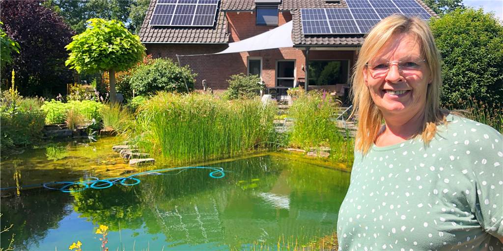 Leonore Demmer zeigt ihr Traumhaus und Gartenparadies (mit Video) Leonore Demmer in ihrem Garten, der unter anderem aus einem großen Schwimmteich besteht. Doch es gibt noch viele weitere "Garten-Zimmer".